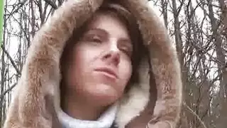 هوتي مص الديك سميكة في الهواء الطلق من أجل المال