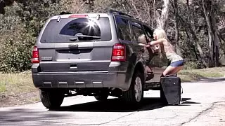 رفع تنورة لها