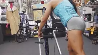 حصلت كتكوت عضلي لها كس خبطت من الخلف