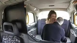 وشم مؤخرتها يحصل بوسها خبطت من قبل سائق سيئة