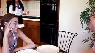 سخيف stepmom سخيف مع زوجين في سن المراهقة في المطبخ