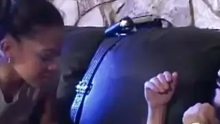 الديك الكبير بين الثدي ضخمة لها