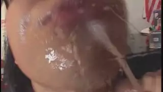 وقحة الآسيوية ميكا تان يعطي اللسان فوضوي في المكتب