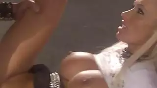 الحصول على مسمر الجمال من قبل أصدقائها غير أخلاقي