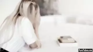 شقراء في سن المراهقة الدينية تفضل سوى سخيف في الأحمق