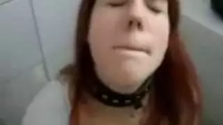 تنضم الطالب الذي يذاكر كثيرا إلى صديقها في المرحاض لامتصاص أداته بحماس