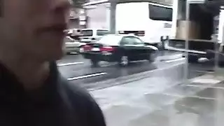 هواة طراز كوغار ركوب الديك مثل راعية البقر على الأريكة