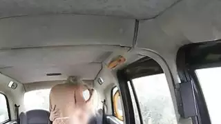 يتم تحليل الركاب الشقراء الساخنة بواسطة سائق مزيف في الكابينة
