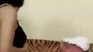 امرأة سمراء فاتنة يثير طفل الكبار queer عن طريق إطعامه مع حلمته