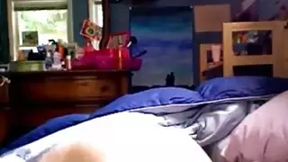 في سن المراهقة قرنية مع شعر كس لطيف أصابع كس في السرير