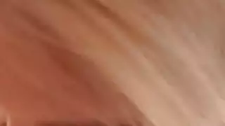 الألمانية شقراء صديقة شاعر المليون