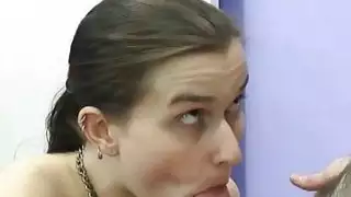 كاثي على ركبتيها وامتصاص ديك