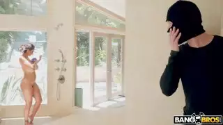 مختلس النظر على التدفق آفا آدمز