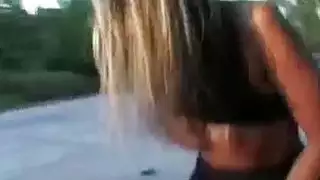 Floy يحصل عليه في منتصف الشارع