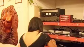 خبطت امرأة سمراء الهواة قرنية فتاة خجولة في مكان عملها