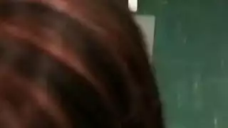 وقحة سوداء تملأ فمها بقطعة بيضاء