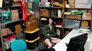 المحقق يقوم بتدريبات كسارة شرجي كس في مكتبه