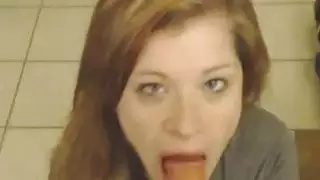 في سن المراهقة الهواة اللسان والوجه