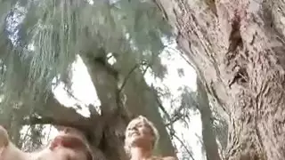 مثليه teenies فرك مفعم بالحيوية يخطف في الهواء الطلق