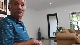 رجل عجوز محظوظ تقاسم زوجة شابة سمراء على الانترنت