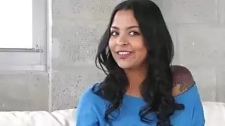 Bigtits وشم في سن المراهقة نيكي يركب bigcock على الأريكة