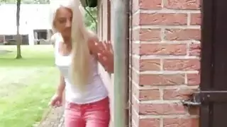 فتاة شابة رجل يبلغ من العمر أفلام فيليب هو النوم على الأريكة عندما البرية