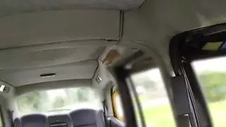شقراء الاباحية لاول مرة في سيارة أجرة وهمية