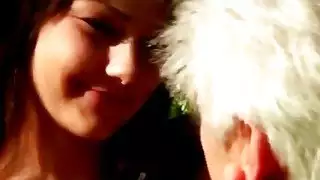يعتني امرأة سمراء في سن المراهقة وشم بصورة عاهرة قضيبي رجل كبير قاسية