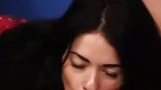 يراقبه يستمني