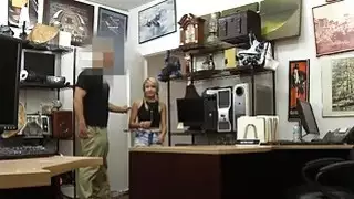 شقراء جميلة وقحة بيادق لها twat لدفع فاتور الأطباء البيطري لها