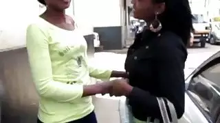 هواة الأفريقية lesbos لعق cunts في الحمام