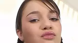 مضفر الأوروبي سويتي يحصل على قصفت كس كس على الأريكة