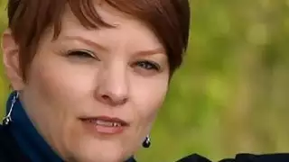 الأزواج مقلاع أقرن تأخذ حمام دافئ معا واللعنة في حوض الاستحمام