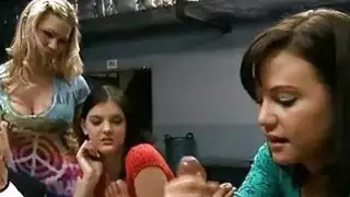 يجعل hotties المشاغب العفن من قضيب ترصيع