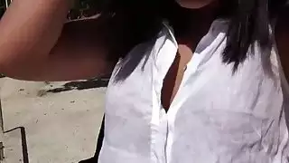 جيني ياقوت سخيف لها أول ممارسة الجنس في الهواء الطلق مع شخص غريب