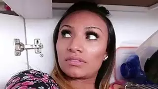 ناتاليا مينديز مخفية عن رجال الشرطة