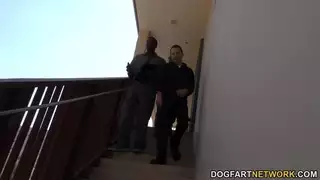 ألينا كروفت تغش زوجها مع الرجال السود