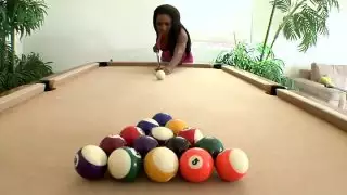 حار خشب الأبنوس فتاة فارس لعب البلياردو مع كراتها
