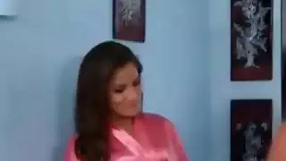 امرأة سمراء الساخنة يتحول على العميل مع تدليك مطيع