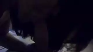 امرأة سمراء صديقة يعطي رئيس