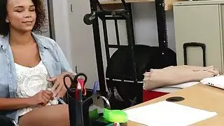شوكولا في سن المراهقة يعطي الرأس لقضيب كبير في المكتب
