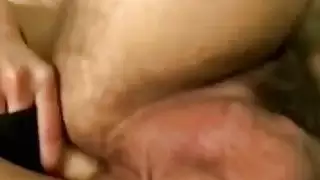 الأم تمتد babbaby الكبار مستتر مع قضيب جلدي كبير لها