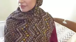 يأخذ وقحة العربية دونغ طويلة بينما يركب في غرفة الفندق