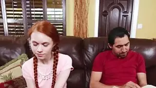 صغيرتي أحمر الشعر في سن المراهقة دوللي ليتل الكمامات على Largos الديك