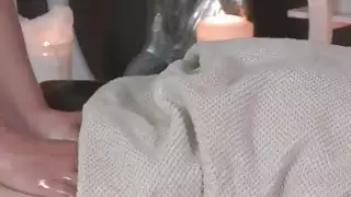 امرأة سمراء عارية بالتدليك يحصل على تدليك