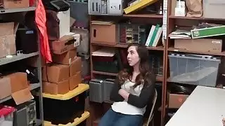 تتم معاقبة Lexi Lovell من قبل اثنين من الرجال العضلات في الزي الرسمي بسبب سرقة المتاجر
