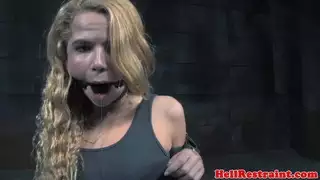 جمال خاضع للجلد بعد عقاب nippleclamps NT