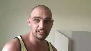 هالة يقود رجل مجنون