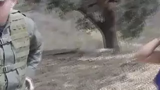 امتص فتاة لاتينا وكلاء كبيرة من الصعب الديك وعرضت بعض المال