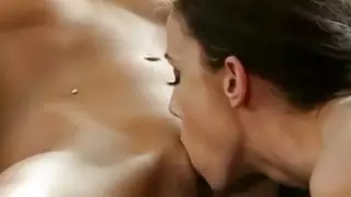 ثلاث مثير الجمال البهجة على أريكة